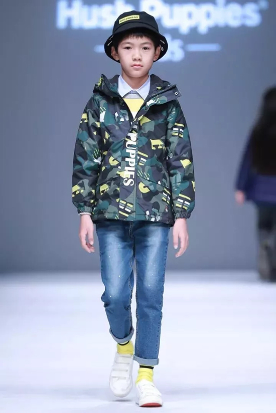 时装周 FASHION WEEK 中国国际时装周于1997年创办以来,已有来自中国、日本、韩国、新加坡、法国、意大利、美国、瑞士等10余个国家和地区的300多位中外设计师、近400余家中外品牌举办了700余场发布会。作为中国时装界的盛事,中国国际时装周云集设计大咖、时尚博主、明星达人、行业专家等众多专业观众,是品牌自我检阅的战场。 本季时装周设计师又将带来怎样不同以往的精彩?